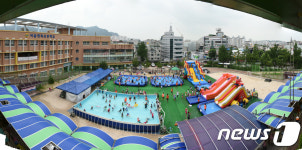 수영장으로 변신한 운동장