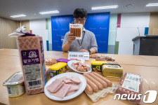 티엔티푸드(주)한국소비자원점 | 햄-소시지 제품 살펴보는 한국소비자원 관계자