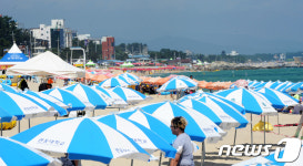 피서 절정에 북적이는 경포
