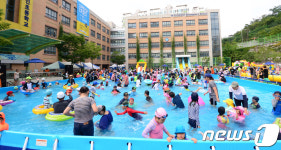 비어있던 운동장이 워터파크로 변신