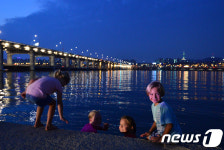 더위 식히기 위해 한강으로 나온 어린이들