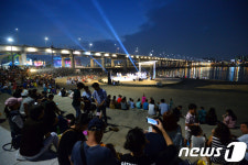 야외공연과 시원한 강바람