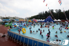 수영장으로 변신한 축구장