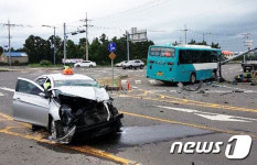 제주 조천읍서 시외버스·택시 충돌…8명 중·경상