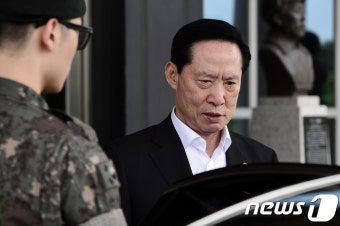 송영무 국방장관 '공관병 긴급대책회의를 마치고'