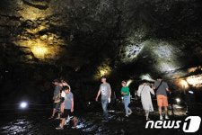 서늘한 제주 만장굴 즐기는 관광객