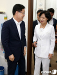추미애-정의용, 비공개 면담 마친 뒤...