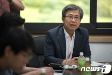 취재진 질문에 답하는 조철원 수석부회장
