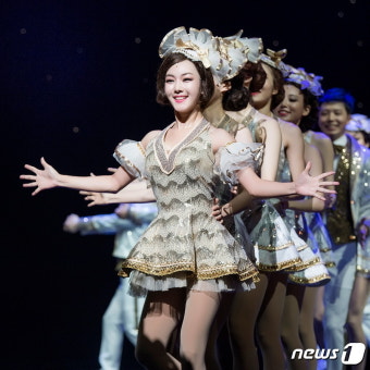 [리뷰] 압도적인 코러스 30명의 탭댄스…'브로드웨이 42번가'