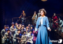 [리뷰] 압도적인 코러스 30명의 탭댄스…브로드웨이 42번가