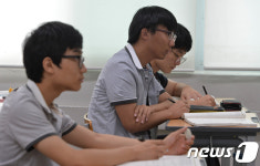 수능 D-100일 무더위 속 공부하는 학생들