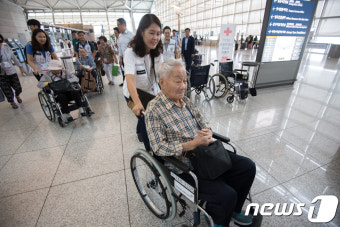 사할린 역방문하는 사할린 동포 영주귀국자들
