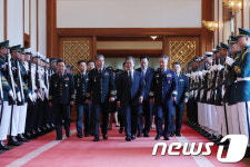 군 장성들과 이동하는 문재인 대통령