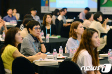 자유학기제 관련 강연 듣는 교사들