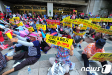 구호 외치는 서생면 주민들