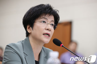 질의에 답하는 김영주 후보자