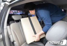 코레일 압수품 차량에 옮기는 경찰