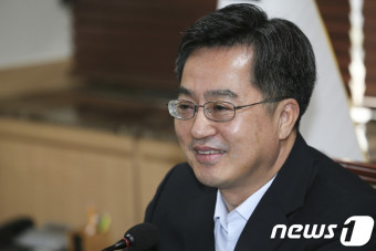 미소짓는 김동연 부총리
