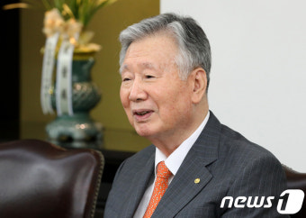 인사말하는 이중근 대한노인회장
