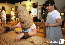 용수 뒤집어쓰고