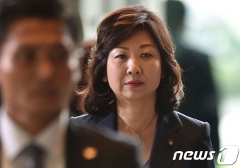 야스쿠니신사 참배 단골 日총무상, 중국어 스팸 공격 받아