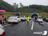 서울~양양고속도 서면 7터널서 5중 연쇄 추돌…12명 경상