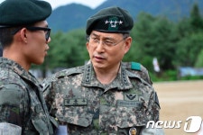 제식훈련 장병 격려하는 김용우 육군참모총장