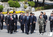 文대통령, 이순진 前합참의장에 캐나다 항공권 선물 이유는?