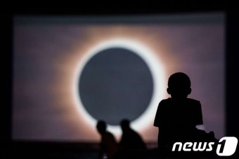 美 태양에너지 업계는 '개기일식'이 걱정…왜?
