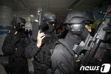 지하철에 등장한 특수부대