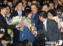 꽃다발 전달받은 한명숙 전 총리