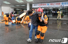 환자이송하는 구급대원