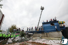 버스에 올라 강제철거 저항하는 송파상운