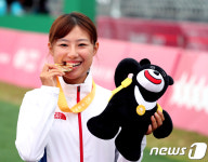 금메달 깨문 송윤수