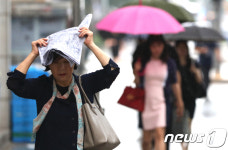 산발적으로 내리는 비, '당황 스럽네'