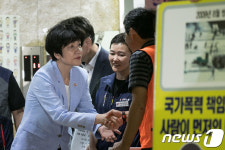 김영주 장관, 민주노총 간담회 가는 길