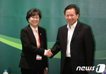 악수하는 김은경-리간제 환경장관