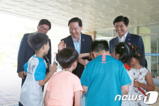 초등학교 돌봄교실 찾은 김상곤 사회부총리