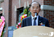 인사말하는 이길용 기자의 아들