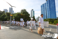 순백의 만찬을 즐기러 가는 ‘디네 앙 블랑’ 부산 참가자들