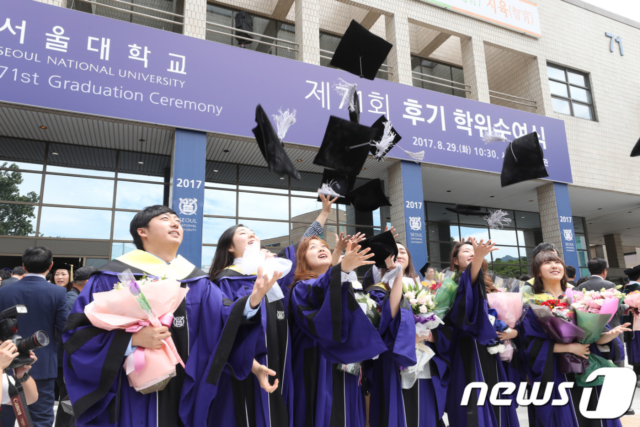 네이버웹툰 대표, 서울대 졸업생들에게 과감한 선택과 성공의 정의 강조