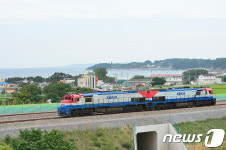 동해바다 배경으로 달리는 기관차