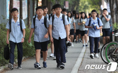 수능 개편안 발표 앞두고 등교하는 중학생들
