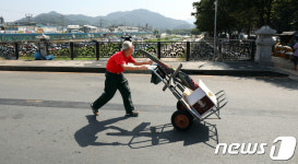 행정대집행 피해 물건 옮기는 노점상 