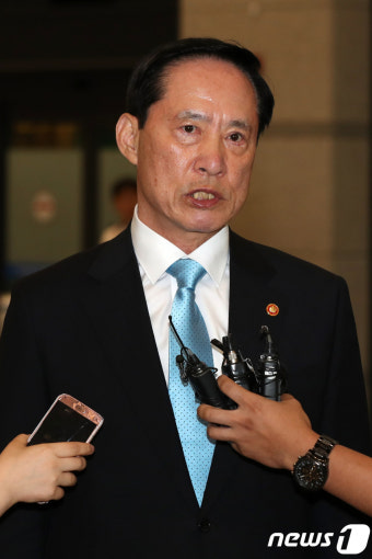 취재진 질문에 답하는 송영무 국방 장관