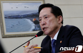 답변하는 송영무 국방부 장관