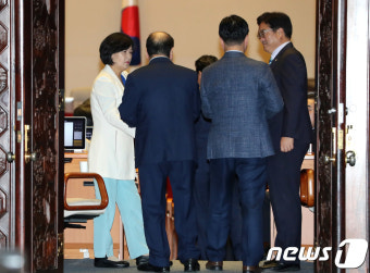 추미애-우원식, 본회의장 들어는 갔지만...