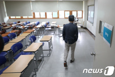 텅빈 강의실 지키는 서울교대 교수님