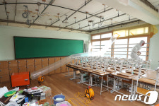 석면교체 공사로 개학연기...교실에 음압기 설치