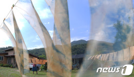 푸른 하늘 염색한듯